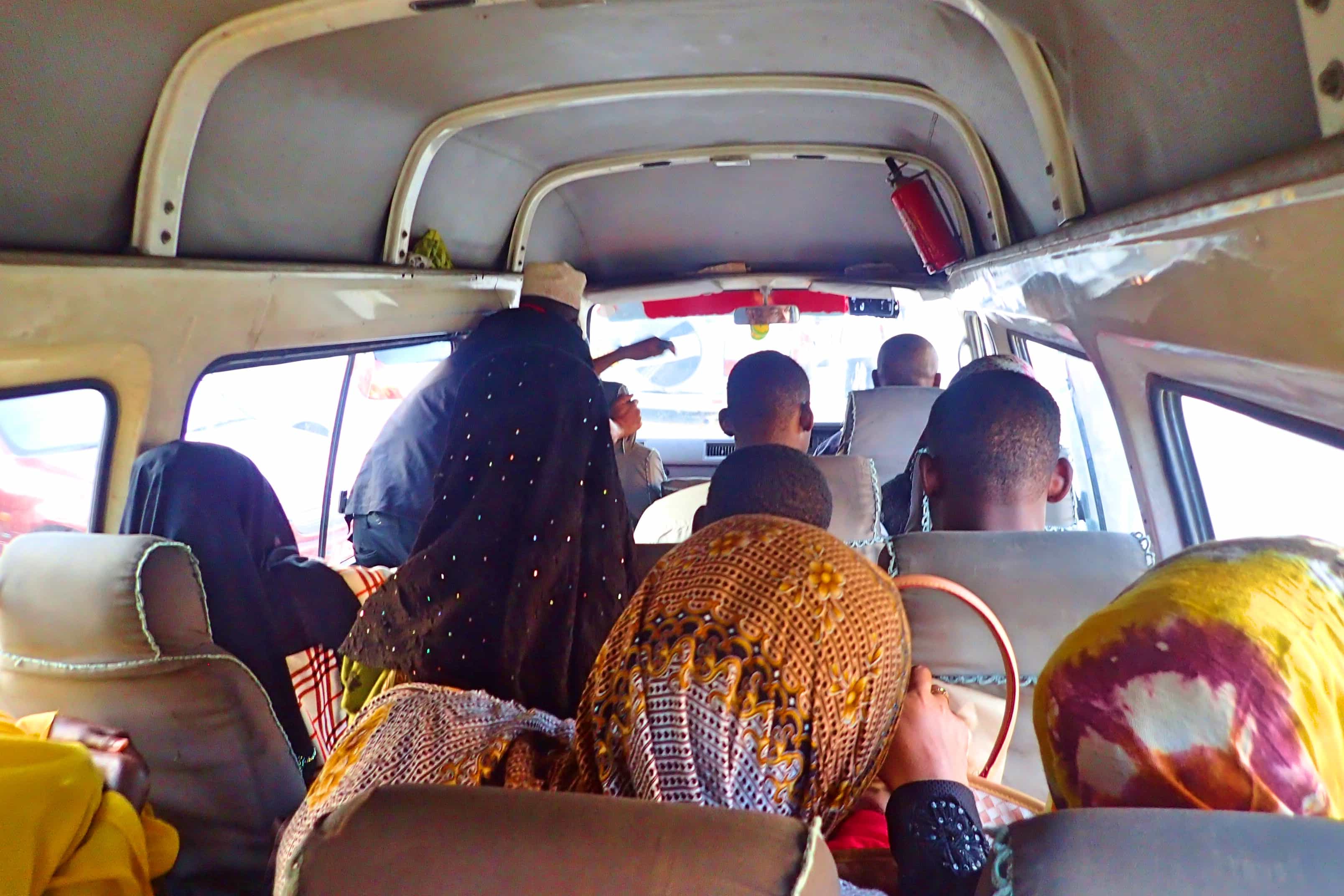 מונית דלה דלה בטנזניה עמוסה ביותר באי זנזיבר