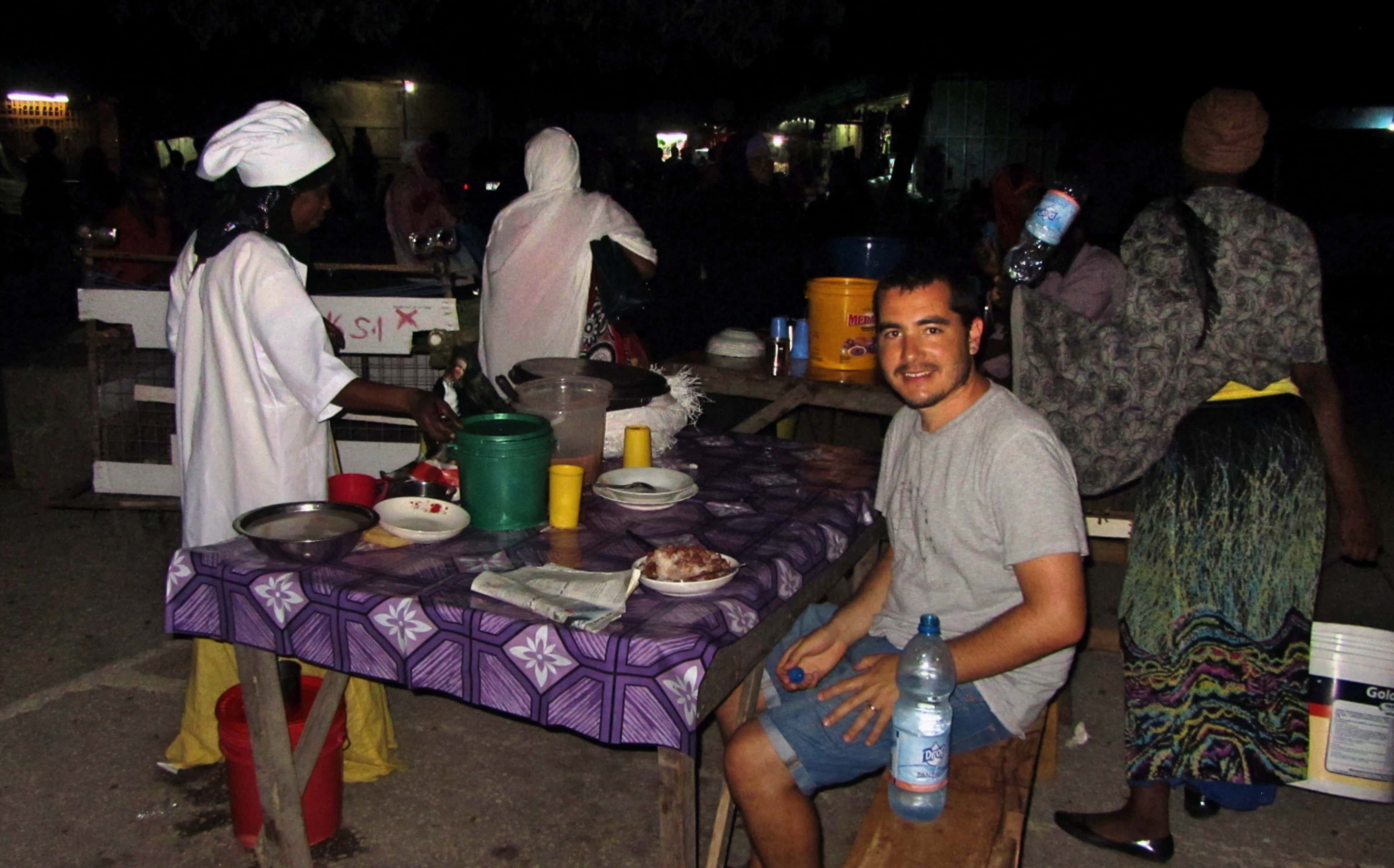 שולחן אוכל בשוק המקומי של זנזיבר למטייל העצמאי